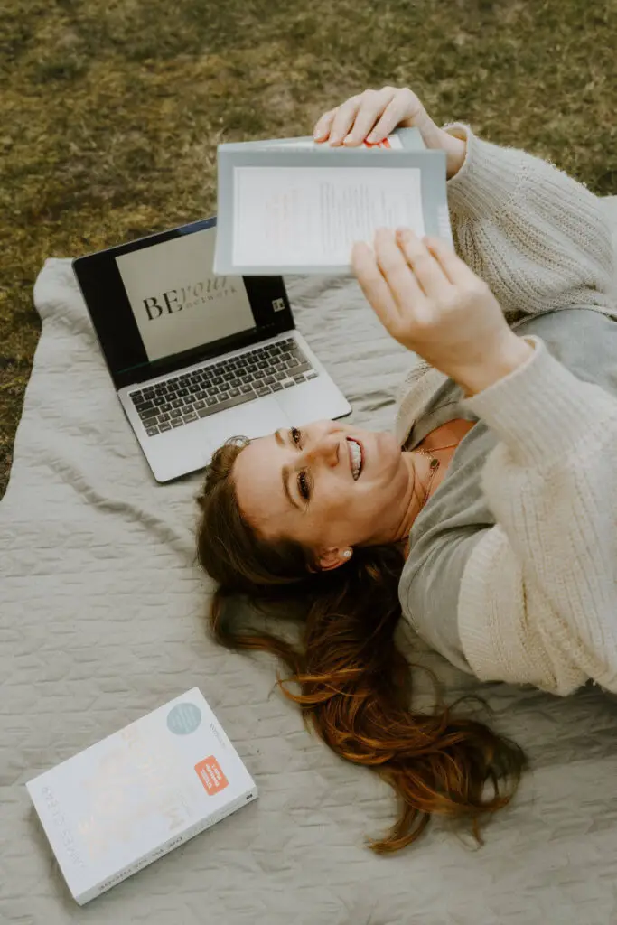 Am Boden lesend - Mentoring Herosection