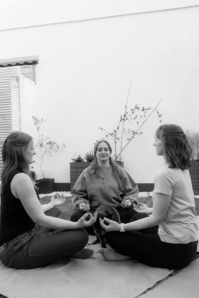 Yoga auf dem Boden mit Freunden - Retreat